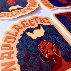 Nieskrępowana naklejka Afro złota korona geometryczny wzór czarna dziewczyna afirmacja królewskość Afrykańska dekoracja potężna Afrocentryczna pozytywna sztuka