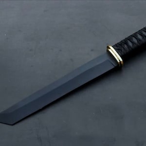 Op de afbeelding: Een zwart mes met een zwart leren handvat en gouden accenten. Het blad is lang en recht, en het handvat is omwikkeld met leer.