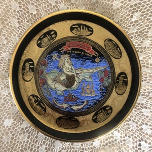 Assiette Murale artisanale Cypriote Fine en Céramique Peinte à la Main avec dorures or 24 carats Souvenir de Chypre Décor Ile Mer Sirène
