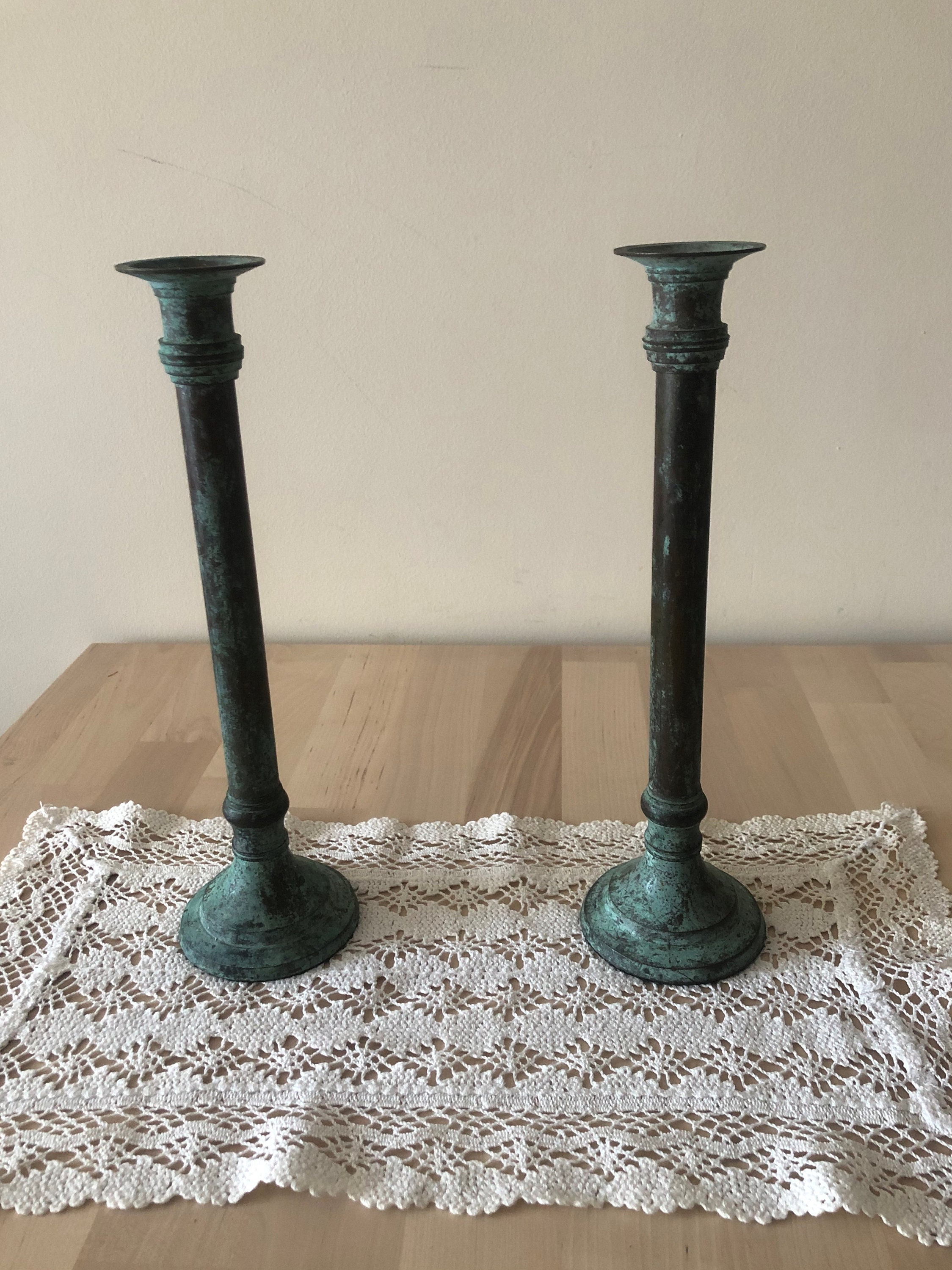 Paire Vintage de Bougeoirs/Chandeliers Indiens en Cuivre Massif Anciens Au Design Simple Unique et U