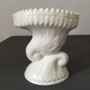 Vintage Art Deco Nouveau White Ceramic Planter Jarrón Firmado Inglés Artes y Oficios Concha de Mar Tema Olas Jarrón