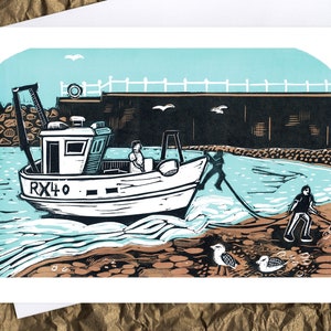 Carte nautique : carte de voeux Bringing the Catch Home 7"x5", linogravure, bateau de pêche, Hastings, East Sussex