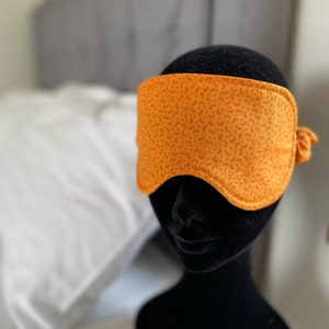 アイルランドで手作りされたアップサイクル睡眠用アイマスク。オレンジ色のコットン製睡眠マスク。持続可能な方法で作られた洗えるアイマスク、目隠し、睡眠補助具