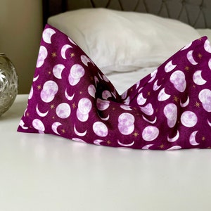 Almohada ocular con peso reciclada para relajación y yoga. Almohada ocular lavable Purple Moons. Relleno de linaza orgánica sin perfume.