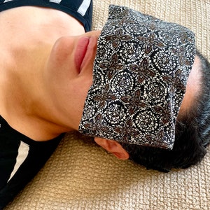 Almohada para ojos con peso reciclada para relajarse, almohada de yoga negra hecha a mano. Relleno de semillas de lino orgánicas sin aroma. Funda lavable. Regalo sustentable.