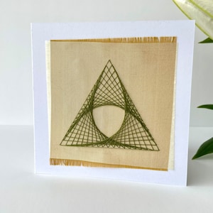 Biglietto di auguri ricamato a mano, nodo celtico Triquetra, tessuto e filato riciclati su cartoncino riciclato, fatto a mano in Irlanda, biglietto ricordo