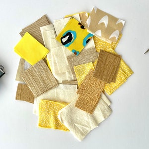 Wee Scraps Fabric Scraps, amarelo brilhante, mistura de tecidos para costura lenta, diários, arte de colagem. Tecido recuperado, restos de tecidos usados