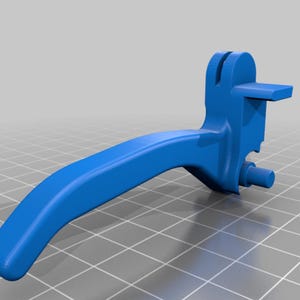 Könnte beinhalten: Ein 3D-gedruckter blauer Kunststoffhebel mit einem gebogenen Griff und einem komplexen Design. Er hat einen zylindrischen Stift und eine rechteckige Lasche, wahrscheinlich für mechanische Zwecke. Das Objekt befindet sich vor einem Rasterhintergrund, Maße in cm.