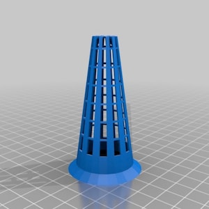 Pode incluir: Objeto azul em forma de cone com um design de treliça. O objeto tem uma base larga e circular e afunila-se para cima, com barras verticais e horizontais formando a treliça. O objeto é provavelmente impresso em 3D.
