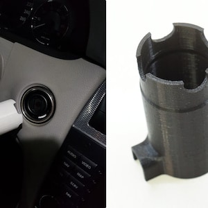 Puede incluir: Una herramienta de plástico blanco que se utiliza en el salpicadero de un coche, junto a un botón de encendido negro y plateado. También se muestra una herramienta negra, cilíndrica, con un diseño superior único, probablemente para uso automotriz.