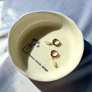 Eleganta etiopiska opalörhängen med huggiemotiv, 14K guldpläterade