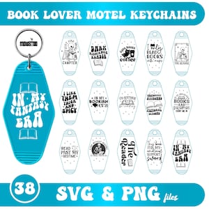 Może przedstawiać: Kolekcja turkusowych breloków do moteli z różnymi cytatami i grafikami o tematyce książkowej w czerni i bieli. Jeden brelok jest przymocowany do srebrnego pierścienia. Tekst "BOOK LOVER MOTEL KEYCHAINS" znajduje się na górze.