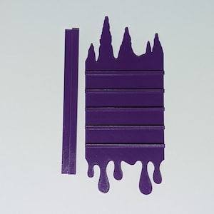 Op de afbeelding: Paarse plastic wandorganizer met vijf planken en een druppelend ontwerp. De organizer is ontworpen om kleine items zoals sieraden of knutselspullen op te bergen.