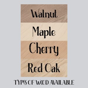 Puede incluir: Cuatro muestras de madera etiquetadas como "Walnut", "Maple", "Cherry" y "Red Oak". El texto "TYPES OF WOOD AVAILABLE" est&aacute; debajo de las muestras.