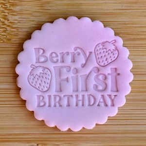 Tema di compleanno per il primo compleanno di fragole BERRY Nome e età dei bambini - Timbro per biscotti Goffratore Bomboniere per la prima festa di compleanno Sacchetti per feste fai da te