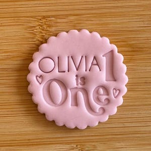 Nome personalizzato per bambini ed età Groovy Hippy Funky Flower - Timbro per biscotti Goffratore Primo compleanno Bomboniere per feste Sacchetti per feste fai da te