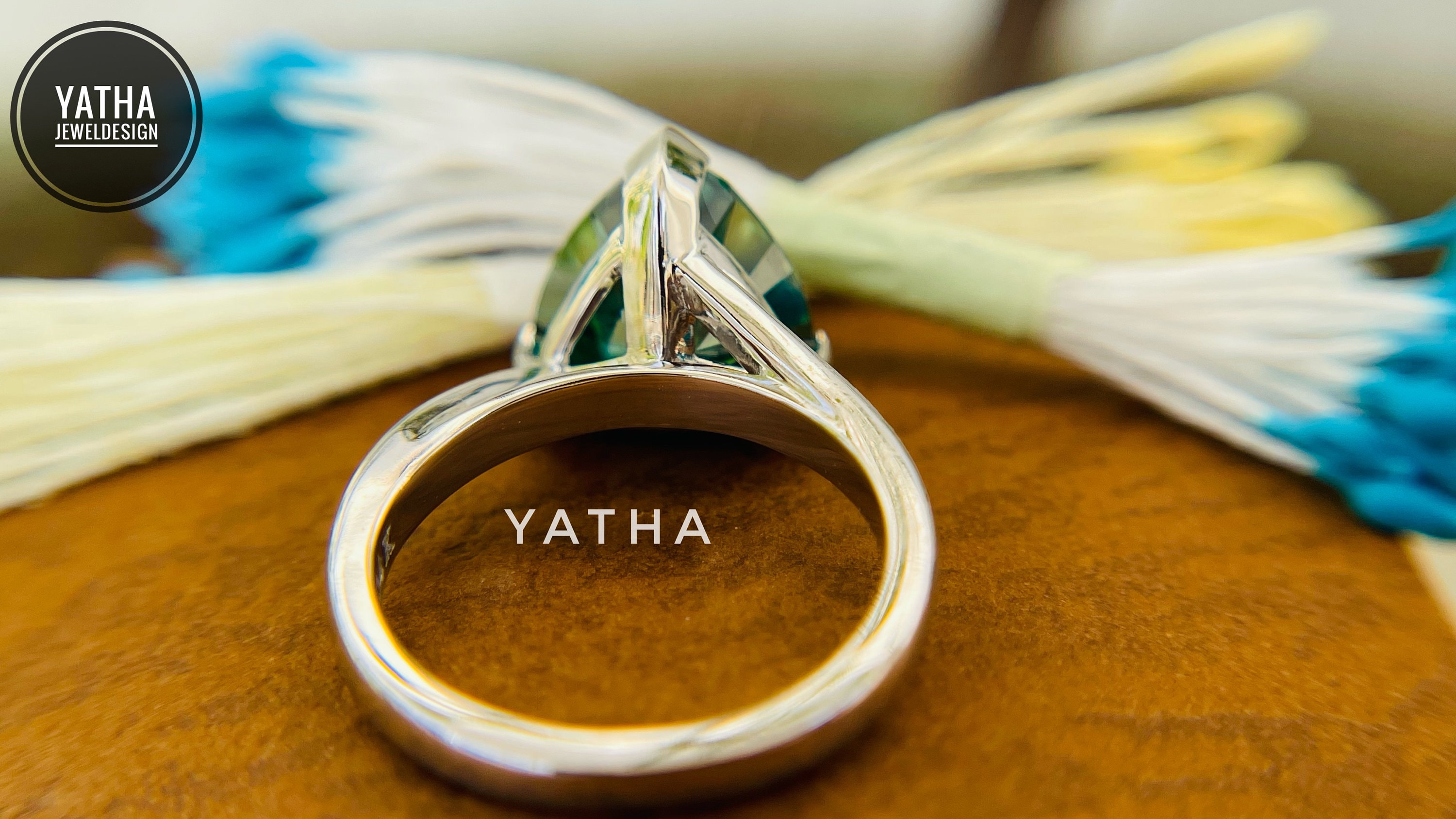 ユニークな12mmグリーントリリアントカットモアッサナイト婚約指輪