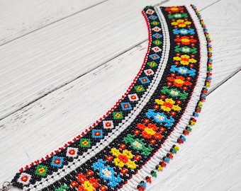 Colar tradicional ucraniano de contas. Colar nacional da Ucrânia. Colar multicolorido com padrão geométrico. Colar de contas.