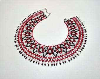 Traditionele Oekraïense rocailles rood zwart witte ketting met geometrisch ornament. Nationale ketting van Oekraïne. Kralenketting met kraag.