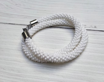 Gehaakte ketting met kralen. Uniseks witte parelketting. Minimalistische bruiloftketting gemaakt van kralen. Handgemaakte klassieke ketting. Kantoorvooruitzichten.