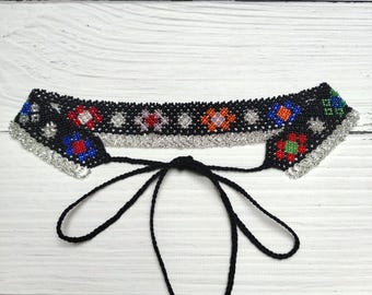 Colar trançado folclórico com miçangas multicoloridas. Sylyanka, miçanga tradicional ucraniana. Colar brilhante em preto e prata com flores.