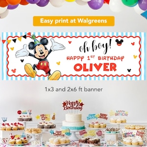 Peut inclure: Une bannière d'anniversaire rectangulaire avec Mickey Mouse portant un chapeau de fête, le texte "oh boy! HAPPY 1ST BIRTHDAY OLIVER" et des bordures festonnées rouges sur un fond rayé bleu. Disponible en tailles 1x3 et 2x6 pieds.