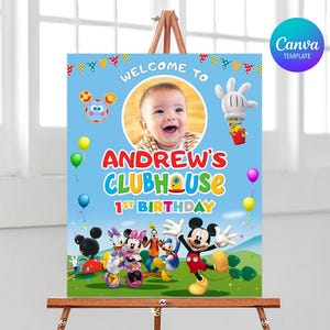 Könnte beinhalten: Ein hellblaues Geburtstagsschild mit einem runden Fotorahmen für ein Baby, dem Text "WELCOME TO ANDREW'S CLUBHOUSE 1ST BIRTHDAY", bunter Wimpelkette, schwebenden Luftballons und Zeichentrickfiguren wie Mickey Mouse und seinen Freunden.