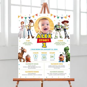 Può includere: Un cartello di compleanno con personaggi di Toy Story, una foto di un bambino e il testo Alex Story 1. Riporta la data di nascita 21 gennaio 2024, 3 denti, 25 libbre e 34 pollici, insieme a canzoni, giocattoli, cibi e libri preferiti.