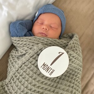 White baby month milestone discs