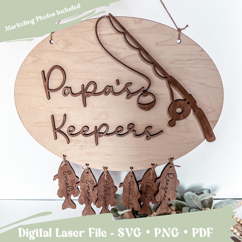 Puede incluir: Un letrero de madera con el texto "Papa's Keepers" y una ca&ntilde;a de pescar con un carrete colgando de &eacute;l. Hay siete peces de madera colgando del letrero, cada uno con un nombre grabado: Emelia, Emma, Adalynn, Samantha, Garl, Reagan.