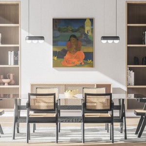 Peut inclure: Une salle &agrave; manger avec une table en verre et six chaises noires avec des si&egrave;ges en rotin tress&eacute;. La pi&egrave;ce dispose de deux biblioth&egrave;ques en bois, d'une peinture d'une femme en robe rouge et de deux lampes suspendues avec trois ampoules chacune.
