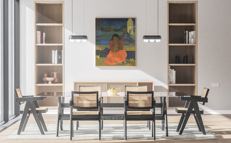 Peut inclure: Une salle &agrave; manger avec une table en verre et six chaises noires avec des si&egrave;ges en rotin tress&eacute;. La pi&egrave;ce dispose de deux biblioth&egrave;ques en bois, d'une peinture d'une femme en robe rouge et de deux lampes suspendues avec trois ampoules chacune.