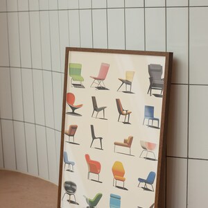 K&ouml;nnte beinhalten: Ein gerahmter Druck einer Sammlung von St&uuml;hlen in verschiedenen Farben und Stilen. Die St&uuml;hle sind in einem Rastermuster auf einem wei&szlig;en Hintergrund angeordnet.