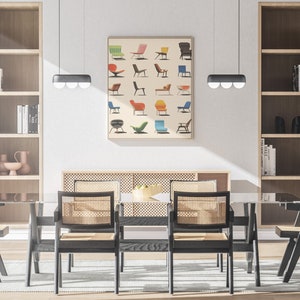 K&ouml;nnte beinhalten: Ein Esszimmer mit einem Glastisch und sechs St&uuml;hlen. Die St&uuml;hle haben schwarze Gestelle und geflochtene Korbsitze. An beiden Seiten der Wand befinden sich zwei B&uuml;cherregale, und &uuml;ber dem Tisch h&auml;ngt ein gerahmtes Bild mit einer Sammlung von St&uuml;hlen in verschiedenen Farben und Stilen.
