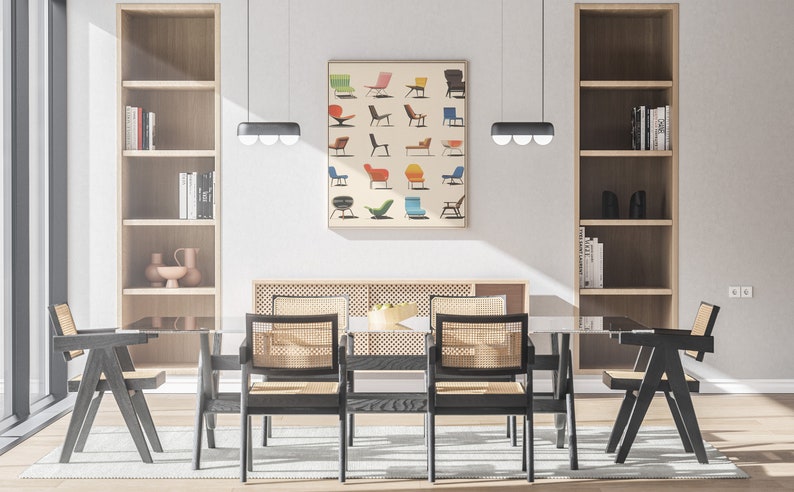 K&ouml;nnte beinhalten: Ein Esszimmer mit einem Glastisch und sechs St&uuml;hlen. Die St&uuml;hle haben schwarze Gestelle und geflochtene Korbsitze. An beiden Seiten der Wand befinden sich zwei B&uuml;cherregale, und &uuml;ber dem Tisch h&auml;ngt ein gerahmtes Bild mit einer Sammlung von St&uuml;hlen in verschiedenen Farben und Stilen.