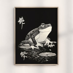 以下が含まれることがあります： 池のスイレンの葉の上に座っているカエルの白黒のイラスト。カエルは右を見ており、詳細で質感のある外観をしています。背景は黒で、左上の隅に白い花があります。