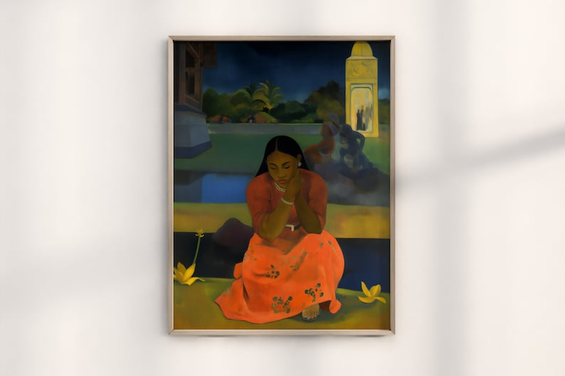 Peut inclure: Une peinture repr&eacute;sentant une femme en robe rouge assise dans un jardin. La femme regarde vers le bas et ses mains sont jointes sur ses genoux. L'arri&egrave;re-plan est un jardin verdoyant avec un &eacute;tang bleu et un b&acirc;timent jaune au loin.