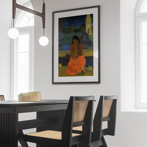Peut inclure: Une peinture encadr&eacute;e d'une femme en robe rouge et blanche assise dans un jardin. La peinture est dans un cadre noir et est accroch&eacute;e &agrave; un mur blanc.