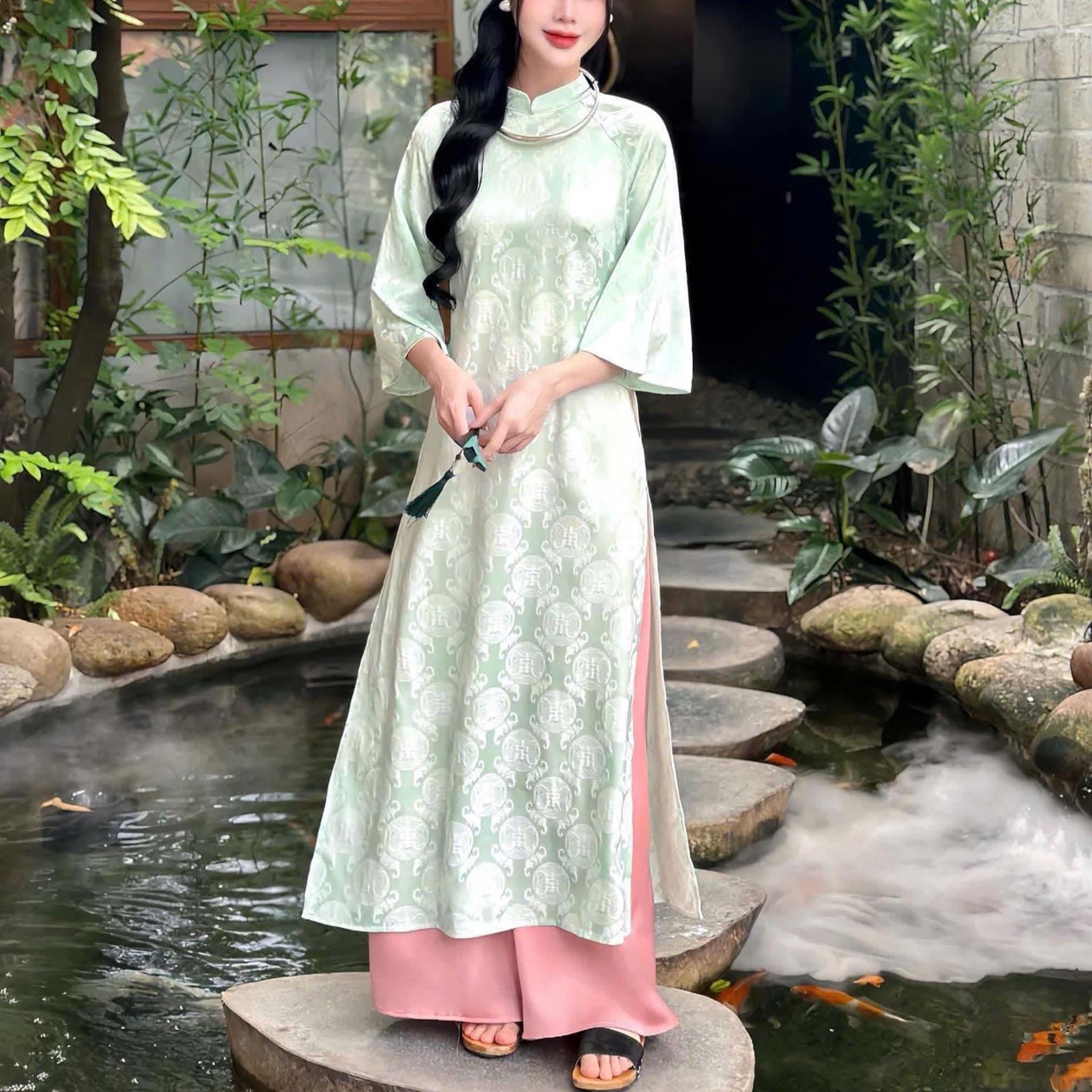 シルクブロケードベトナムモダンアオザイ（女性用）、女の子用アオザイ