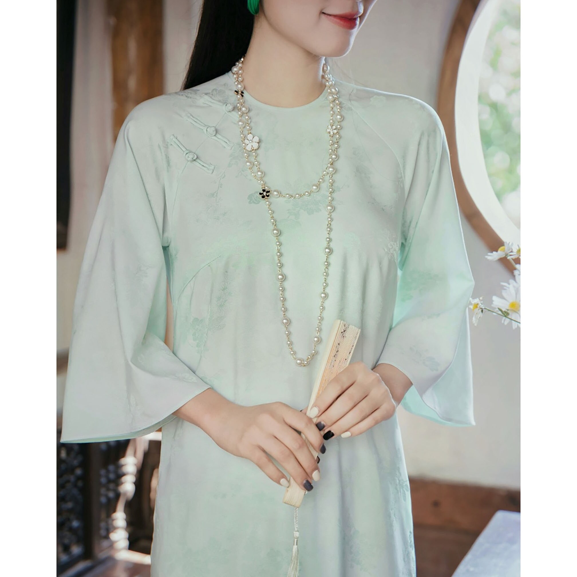 ベトナムのアオザイ姿の女性像　茶色の石製　手彫り　高さ17cm ベトナムのアオザイ姿の女性像 茶色の石製 手彫り 高さ17cm