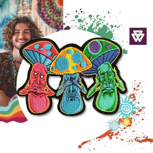 Può includere: Tre toppe ricamate a forma di fungo colorate con facce sorridenti. I funghi sono rossi, blu e verdi con accenti gialli.