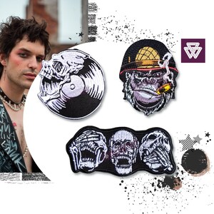 Pode incluir: Três patches bordados com desenhos de caveiras. Um patch apresenta uma caveira em um disco de vinil, outro retrata um gorila com um chapéu militar fumando um charuto, e o terceiro mostra três caveiras. Os patches são em preto e branco.