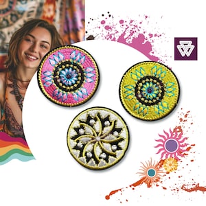 Peut inclure: Trois patchs brodés avec des motifs de mandalas. Les patchs sont circulaires et présentent des motifs complexes en rose, jaune et blanc.