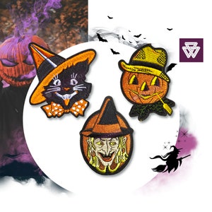 Könnte beinhalten: Drei gestickte Halloween-Patches: eine schwarze Katze mit Hexenhut, eine Kürbislaterne mit Strohhut und eine Hexe mit spitzen Hut und langen blonden Haaren.