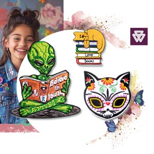 Op de afbeelding: Drie geborduurde strijkpatches. Eén patch toont een groene alien die een boek leest met de tekst "Believe in Yourself". Een andere patch toont een kat die op een stapel boeken ligt met de tekst "Love Books". De laatste patch toont een witte kat met een suikerschedelontwerp.
