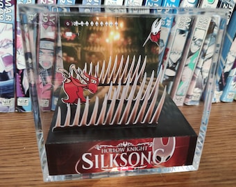 Silksong Hollow Knight Skarrsinger Karmelita Diorama Cube – Hollow Knight Silksong Boss Scene, Handmade 3D Crystal Display, Silksong Decor