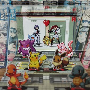 Puede incluir: Una colecci&oacute;n de figuras de Pok&eacute;mon, incluyendo Pikachu, Charmander, Squirtle, Bulbasaur y un entrenador, expuestas en un tablero de juego con un fondo de libros de manga de anime.