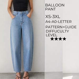 Puede incluir: Pantalones tipo globo de mezclilla azul claro con cintura alta, bolsillos delanteros y cierre de botones. El texto dice: BALLOON PANT, XS-3XL, A4-A0-LETTER, PATTERN+GUIDE, DIFFICULTY LEVEL, seguido de cuatro iconos de estrellas negras.