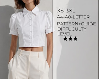 Puede incluir: Una camisa blanca de manga corta con botones, cuello y mangas abullonadas. El texto a la derecha dice: FITTED SHIRT, XS-3XL, A4-A0-LETTER, PATTERN+GUIDE, DIFFICULTY LEVEL y tres estrellas negras. Pantalones de color crema.