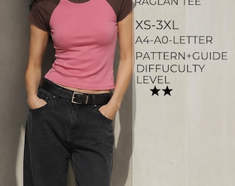 Puede incluir: Una camiseta raglán de manga corta con torso rosa y mangas marrón oscuro. El texto a la derecha dice: CHOCO BERRY RAGLAN TEE, XS-3XL, A4-A0-LETTER, PATTERN+GUIDE, DIFFICULTY LEVEL, junto a dos estrellas que indican el nivel de dificultad.